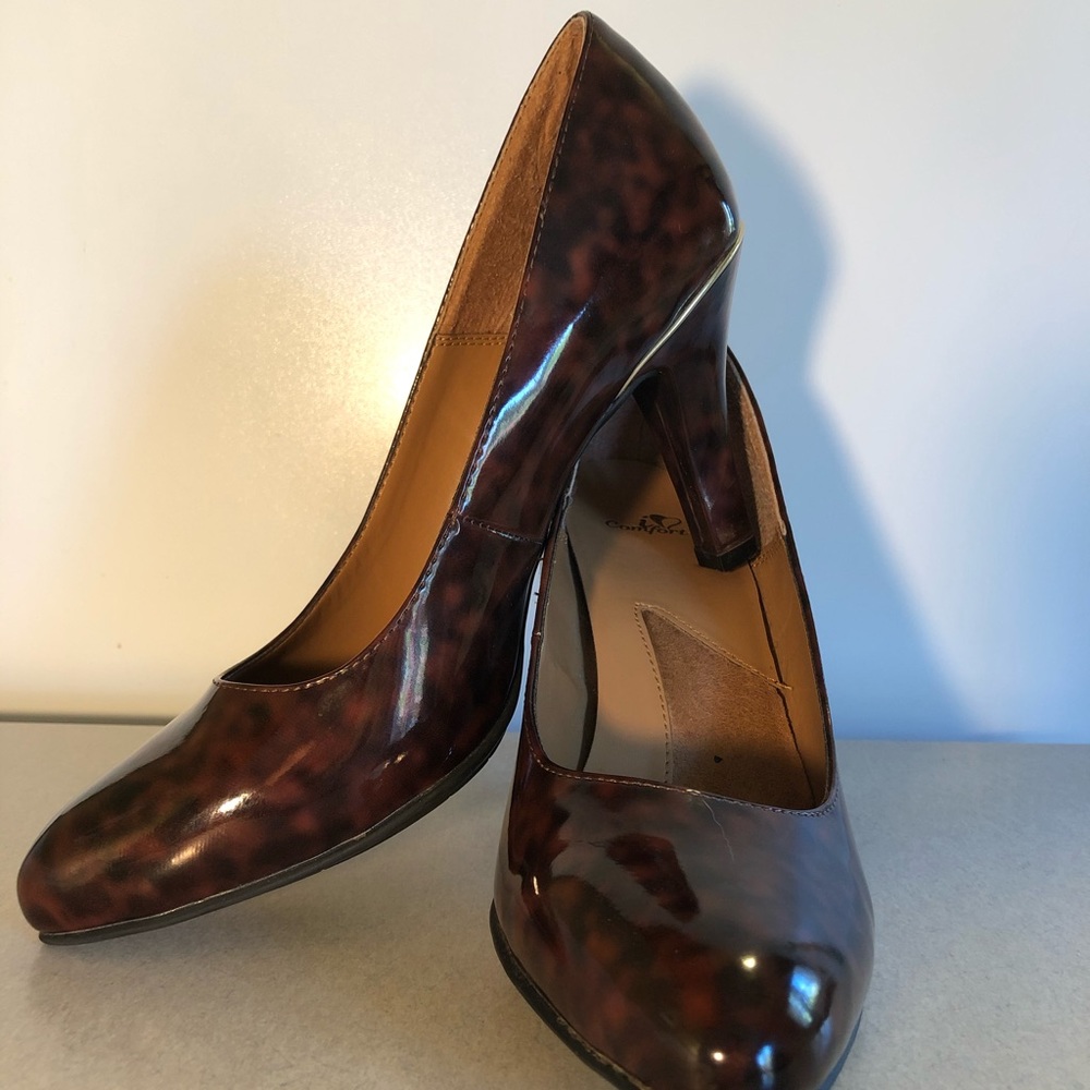 Patent leopard print pumps